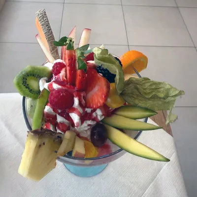 Eisbecher-Spezialität im Eiscafé Eliza